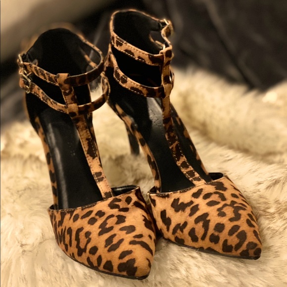 Leopard Print High Heel Pumps with a Pointed Toe . - Picture 2 of 16